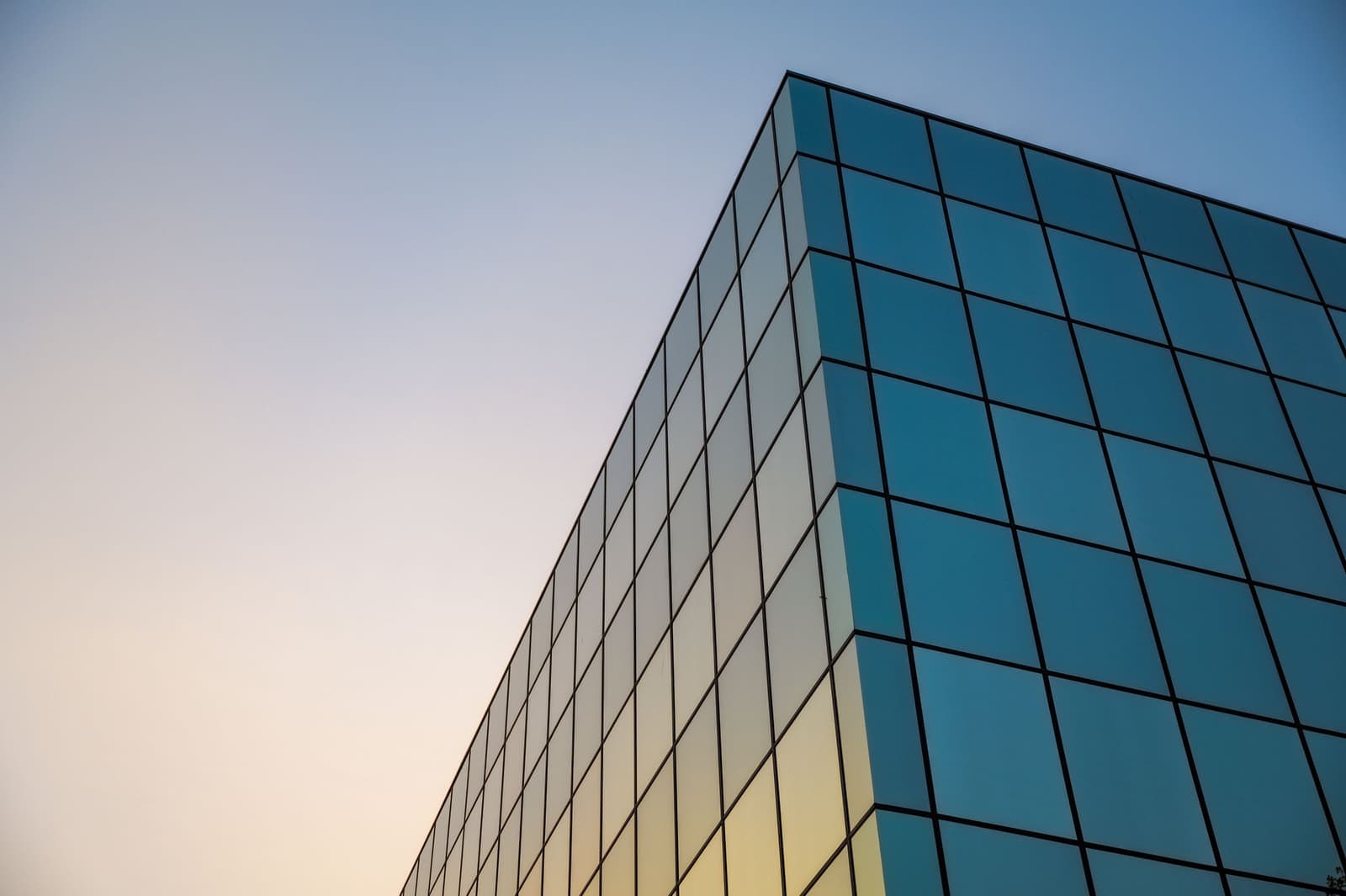 Angle d'un immeuble de bureaux vitré