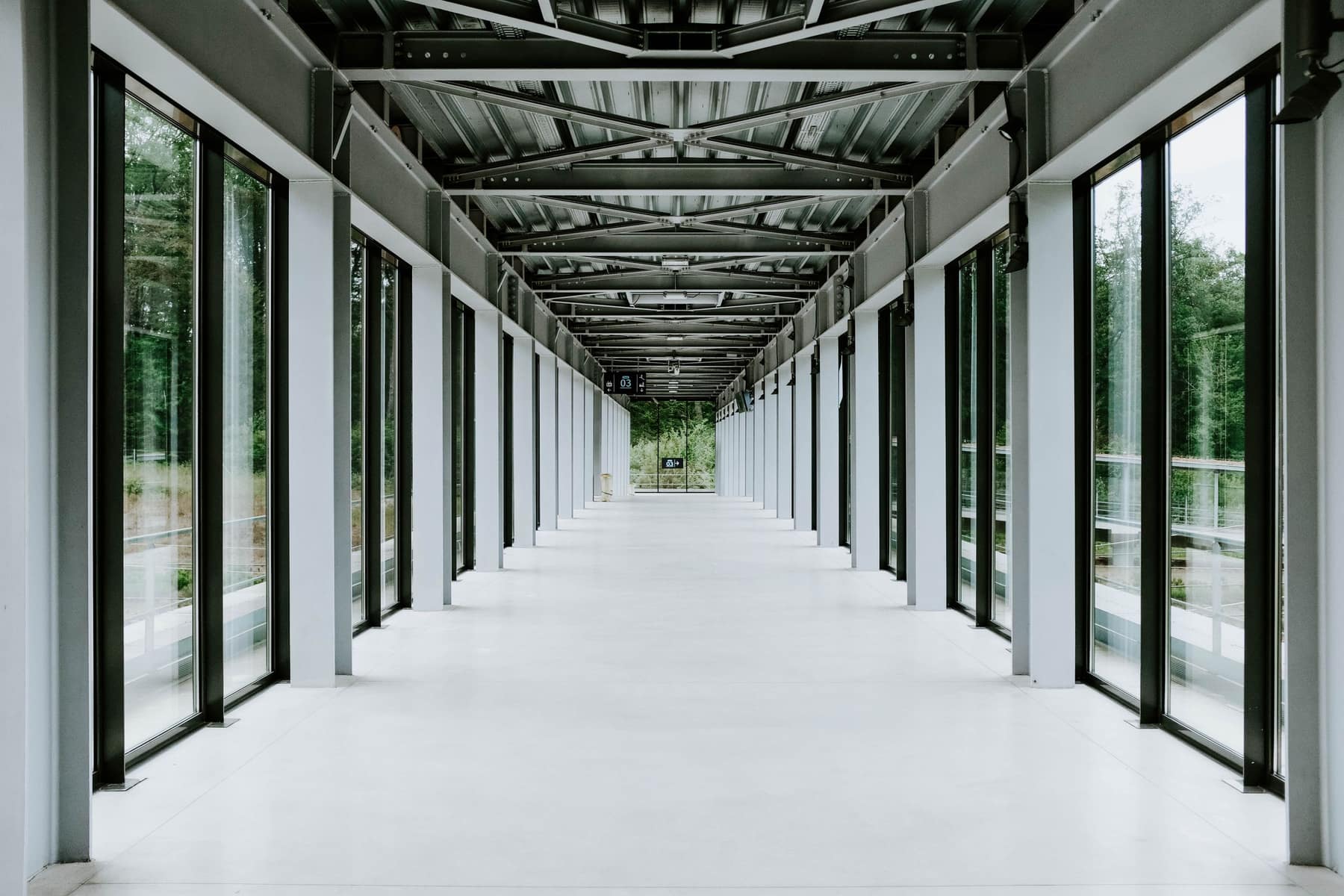 Passerelle vitrée d'un immeuble tertiaire